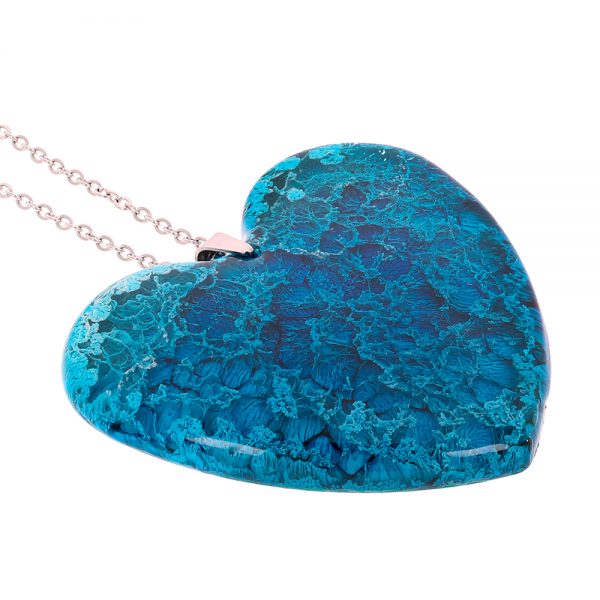 Colier cu pandantiv în formă de inimă, din rășină epoxidică transparentă cu pigment în nuanțe de albastru azuriu, albastru baby blue, bijuterie handmade unicat, cadou ziua îndrăgostiților