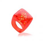 inel roșu din rășină cu reflexii arămii și culoare roșu granat și roșu de rubin, bijuterie unicat