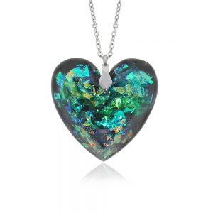 pandantiv în formă de inimă cu aspect de cristal fațetat, bijuterie handmade unicat fabricată din rășină epoxidică transparentă, în culori de verde electric, verde smarald cu reflexii strălucitoare de arămiu și reflexii aurii