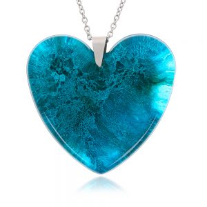 colier cu pandantiv in forma de inima de culoare albastru coral, fabricat manual din rășină epoxidică transparentă cu pigment