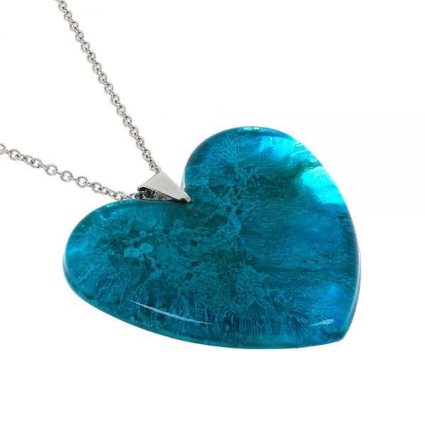 colier cu pandantiv in forma de inima de culoare albastru coral, fabricat manual din rășină epoxidică transparentă cu pigment