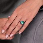 inel reglabil inox oțel inoxidabil rotund tip verighetă, inel handmade unicat cu piatră rotundă verde crud reflexii colorate aurii și turcoaz, bijuterie cluj